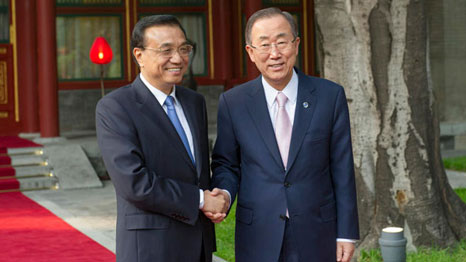 Ban Ki-moon is greeted by Li Keqiang, Premier of the State Council of the People’s Republic of China, at the Diaoyutai State Guesthouse. (Pic: UN Photo/Mark Garten)