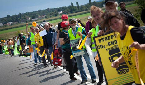Activists formed a chain 8km long to protest against lignite mining (Pic: Greenpeace/Christian Mang)