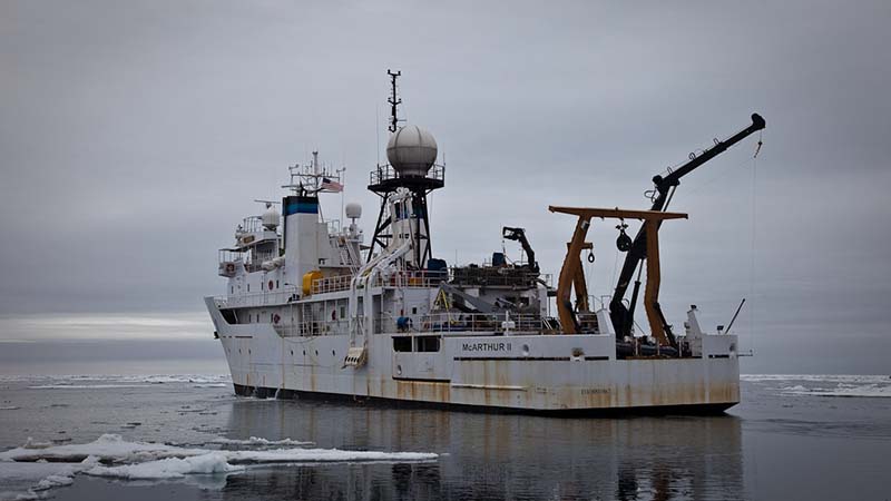 The NOAA Ship McArthur II navigates around ice floes as it launches drones to monitor enviromental conditions (Flickr/ Jomilo75)