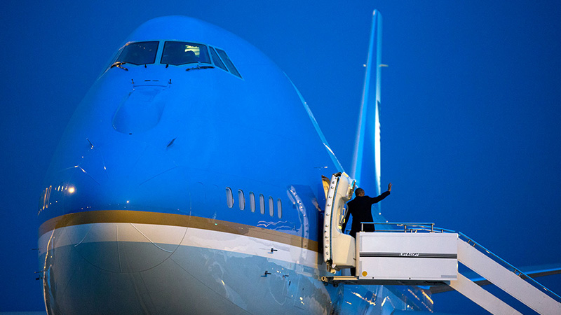 President Barack Obama waves goodbye as he boards Air Force One (Official White House Photo by Pete Souza) 