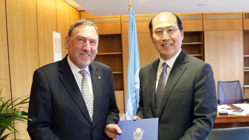 Captain Ian Finley delivers the Cook Islands budget contribution to IMO chief Kitack Lim (Pic: International Maritime Organization)