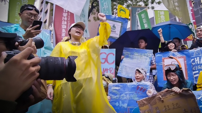 Youth climate activists in Taiwan demanding a net zero by 2050 commitment