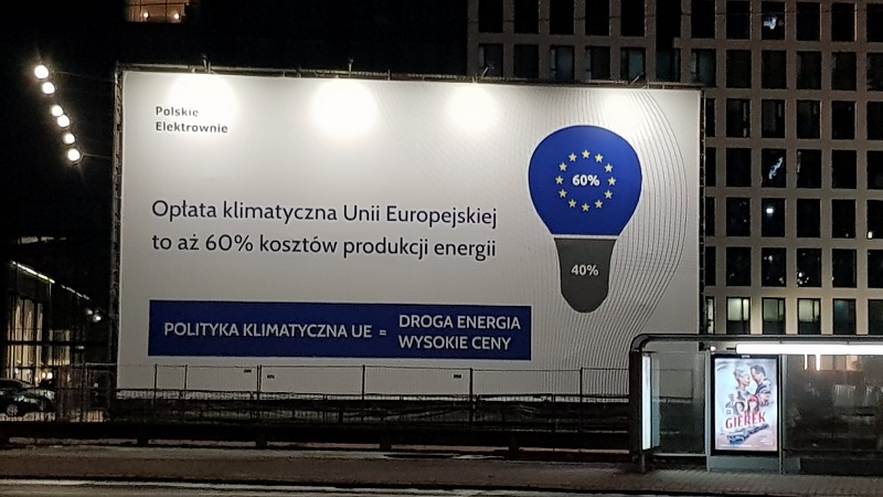 „Fałszywe” polskie billboardy obwiniają politykę klimatyczną UE o koszty energii elektrycznej