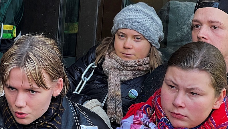Greta Thunberg protests wind farm “violating human rights” in Norway thumbnail